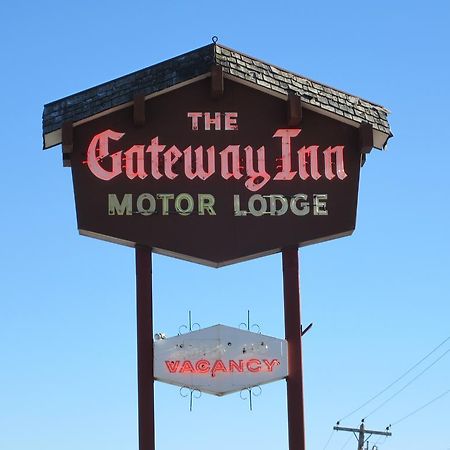 The Gateway Inn Канмор Экстерьер фото