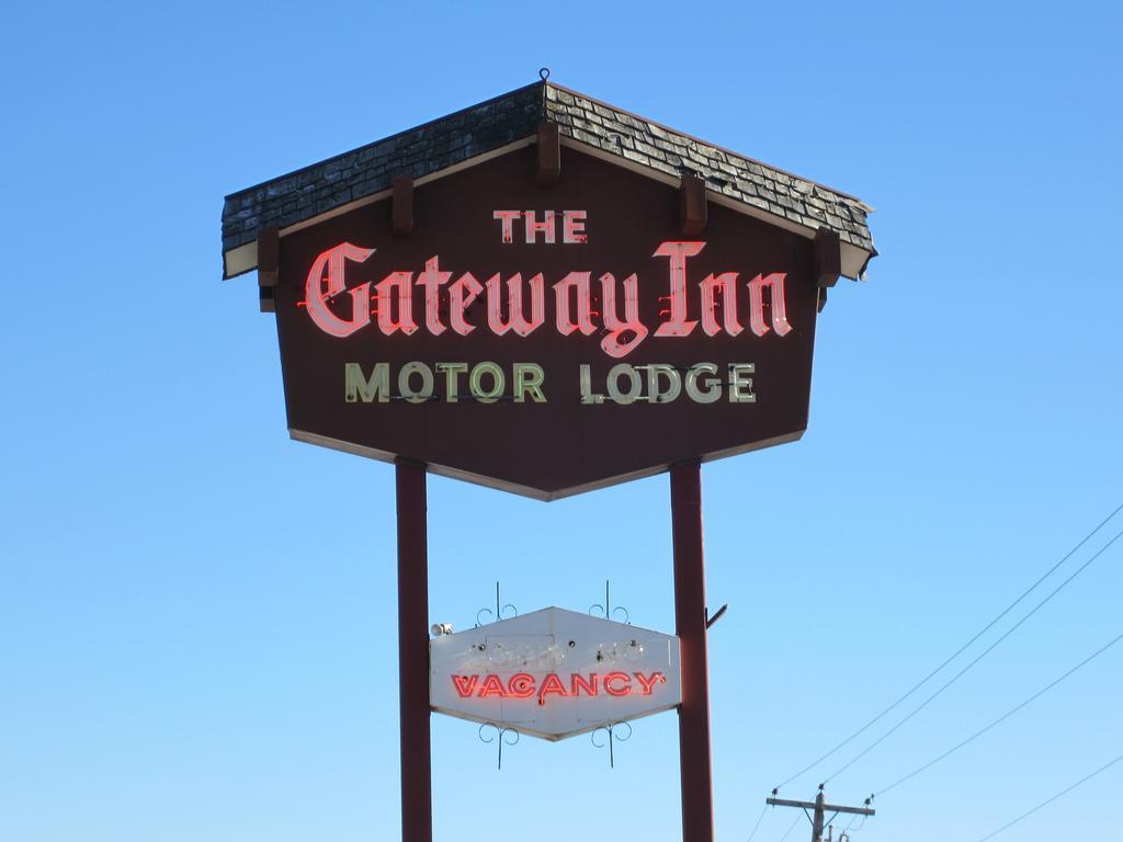 The Gateway Inn Канмор Экстерьер фото